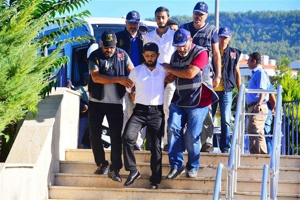 <p>Darbeci askerler, Muğla Sıtkı Koçman Üniversitesi Eğitim ve Araştırma Hastanesinde sağlık kontrolünden geçirilerek yoğun güvenlik önlemleri altında Muğla Adliyesine getirildi.</p>
