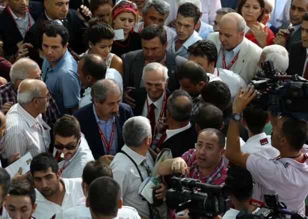 <p>Kongre'nin bir spor salonu yerine Kongre merkezinde yapılması kargaşaya neden oldu.&nbsp;</p>
