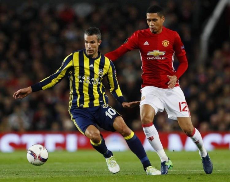 <p>Acı olan da skor değil zaten, acı olan bu durum... Zor bir periyoda giren Manchester United, 3. golden sonra Premier Lig'de Chelsea ile yapacağı maçı oynamaya başladı. Hoca ve oyuncuların kafasında bu maç vardı. Karşılaşmayı da bu yüzden antrenman maçına çevirdiler. Bu da acı.</p>