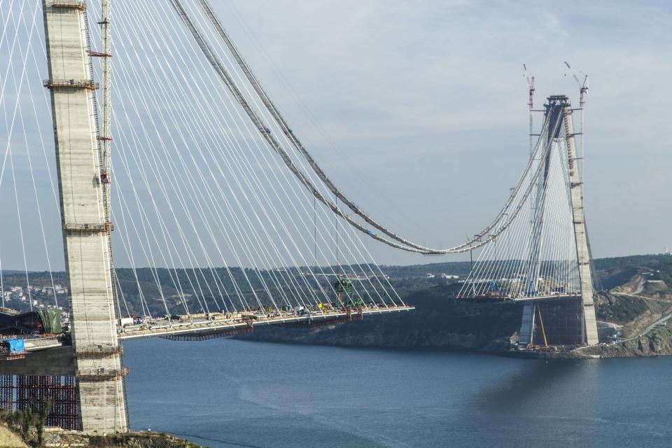 <p>Bakan Yıldırım, inşaatı tüm hızıyla devam eden 3. havalimanının da ilk etabının 26 Şubat 2018'de açılmış olacağını dile getirdi.</p>
