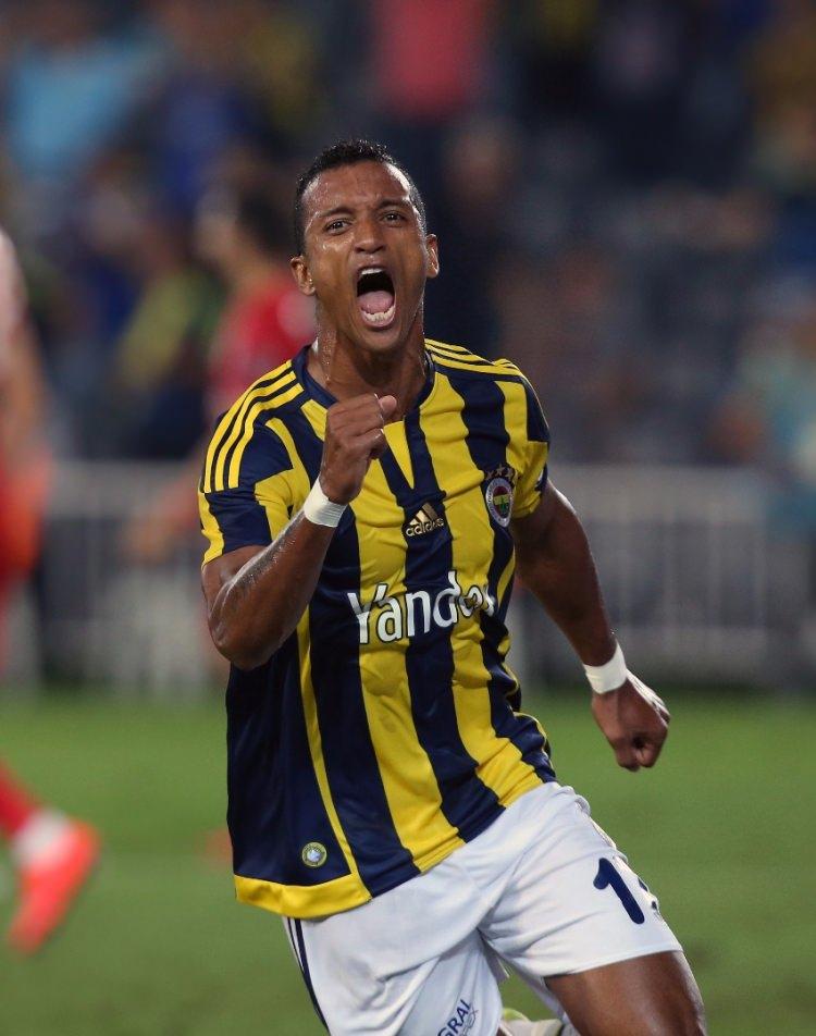 <p>Sezon sonu kaybedilen Başakşehir maçı sonrası ise takımdaki huzursuzluğu gözler önüne seren bir konuşma yaptı ve Euro 2016'nın ardından Fenerbahçe'den ayrıldı.<br />
<br />
(Fanatik)</p>
