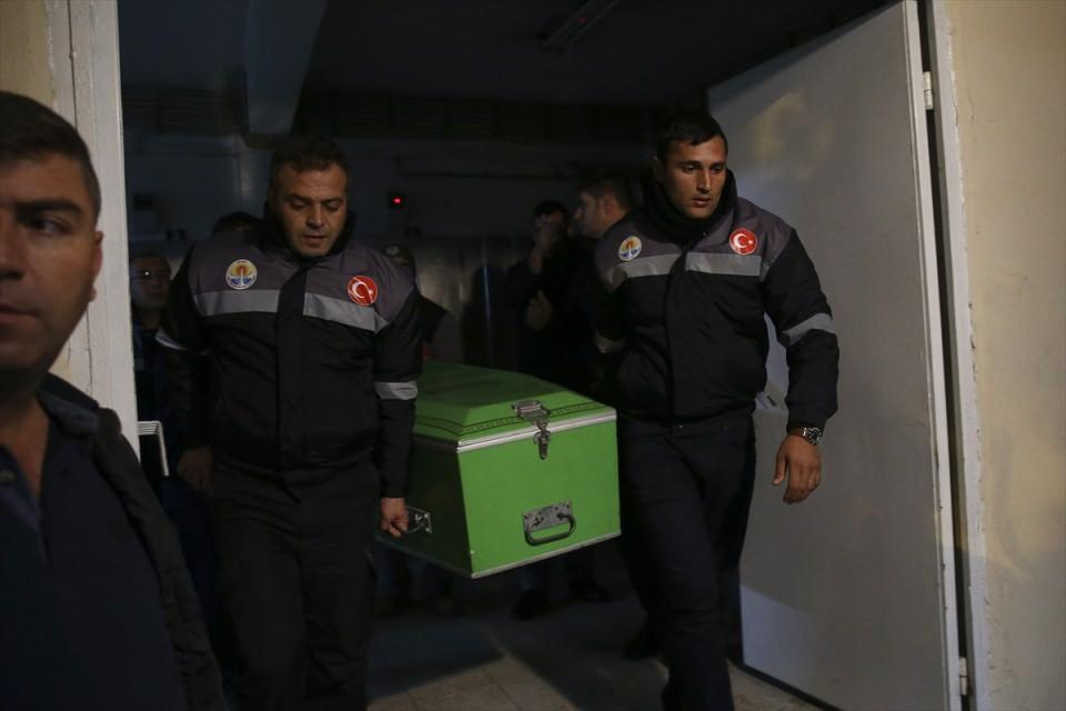 <p>Adana'nın Sinanpaşa Mahallesi'ndeki 'Tahsil Çağındaki Talebelere Yardım Derneği Orta Öğretim Kız Öğrenci Yurdu’nda çıkan yangında yaşamını yitiren 10 öğrenci, 1 küçük çocuk ve 1 eğitmenin kimlikleri, ailelerden alınan kan örnekleri doğrultusunda belirlendi.</p>
