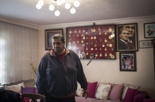 <p>Profesyonel boks yapmaya 1999 yılında başladığını hatırlatan Sam, kariyeri boyunca komaya girdiğini, yoğun bakımda da kaldığını söyleyen Şam, boksu ve ringleri özlemediğini dile getirdi. Şam, sözlerini şöyle sürdürdü: "24-25 sene bu sporu yapmışım, neyini özleyeceğim. </p>