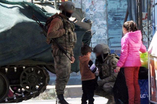 <p>Polis araçlarının boşaltılması yönünde anonslar yaptığı caddede bekleyen aileler, çocuklarını almadan dönmek istemediklerini söyledi.</p>
<p> </p>