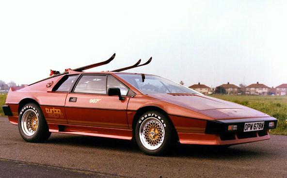 <p><strong>12- Senin Gözlerin İçin (1981)</strong><br />
Roger Moore'un 007 rolünde kullandığı belki de en havalı otomobil olan Lotus Esprit Turbo, For Your Eyes Only filmine ayrı bir heyecan kattı.</p>