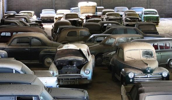 <p>Bir ahırda toz pas i&ccedil;inde onlarca antika araba g&ouml;r&uuml;l&uuml;yor.</p>

<p>&nbsp;</p>
