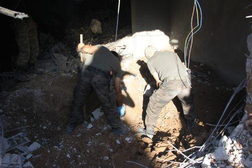 <p>Mardin Nusaybin ilçesinde 26 Mayıs tarihinde teslim olan PKK'lı teröristlerin ifadelerinde gömdüklerini belirttikleri yerde çok sayıda silah ve mühimmat bulundu. </p>
<p> </p>