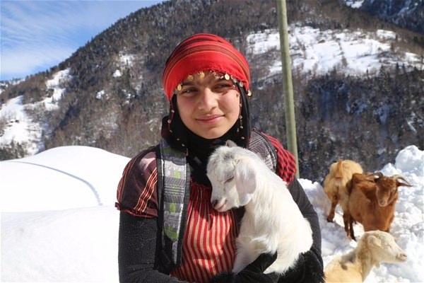 <p>Sırtında taşıdığı keçisi ile Türkiye'nin gündemine oturan 11 yaşındaki <strong>Hamdüsena Bilgin, </strong>10 Mart günü İzmir’de <strong>Gıda, Tarım ve Hayvancılık Bakanı Faruk Çelik’in </strong>katılacağı programa davet edildi.</p>