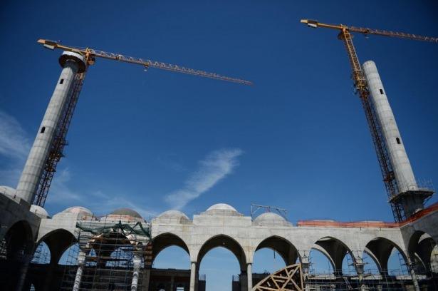 <p>Cumhuriyet tarihinin en büyük camisi olacağı belirtilen Çamlıca Camisi'nin kaba inşaatının yüzde 75'e yakını tamamlandı.</p>

<p> </p>
