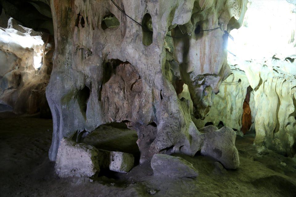 <p>Dolayısıyla bu bizim açımızdan çok önemli. Anadolu'da Neandertal insanlarının kemikten aletler yaptıklarını bugüne kadar bilmiyorduk. Bu Türkiye'de ilk defa Karain Mağarası'nda karşımıza çıkıyor. Bu buluntu bizim için çok önemli." </p>