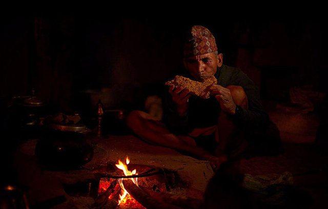 <p>Nepalin bu bal avcılarının bir kısmı arı saldırısından bir kısmı da uçurumdan düşerek yaşamını yitiriyor.</p>
<p> </p>