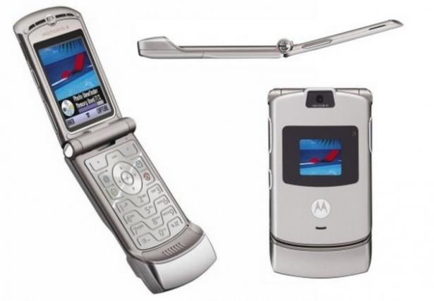 <p><strong>2004: Motorola RAZR</strong><br />
Motorola RAZR, tasarımıyla teknoloji ve cep telefonu dünyasının en merakla beklenen ve de en çok satan modellerinden biri olmuştu.</p>
