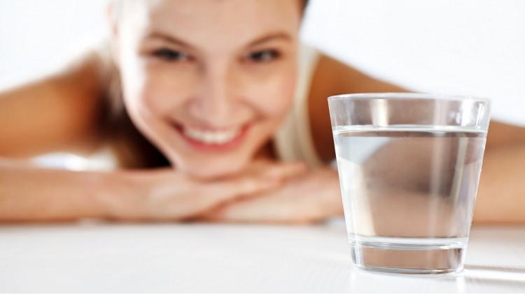 <p><strong>Bol su için </strong></p>

<p>Gün içinde su içmek cildi içerden nemlendirerek sağlıklı parlamasına yardımcı olur. </p>
