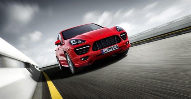 <p>Yani bu da selefine göre 20 HP güç ve 85 Nm fazladan tork anlamına geliyor. Aracın 0’dan 100 km/s hıza çıkması ise 5.2 saniyede gerçekleşirken opsiyon olarak satın alınabilen Sport Chrono paket ile Cayenne GTS’in maksimum hızı 262 km/s olarak açıklanıyor.</p>
<p> </p>