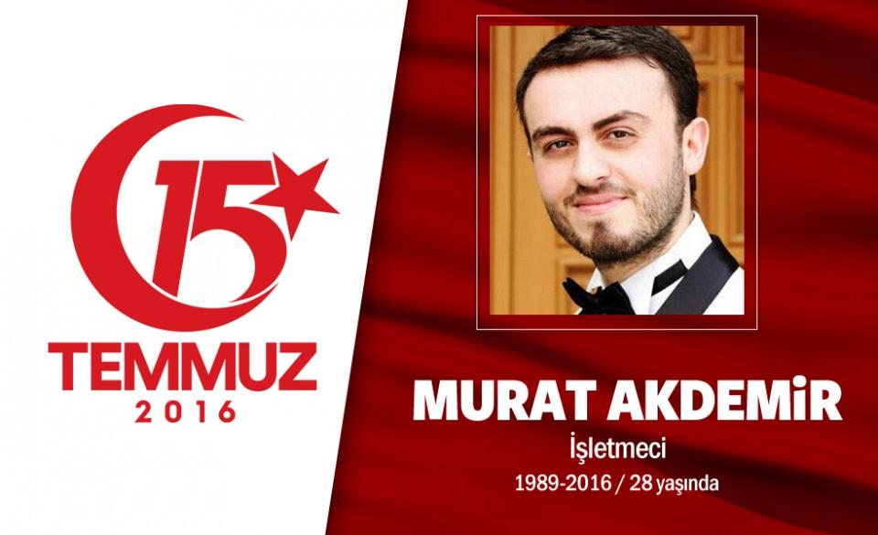 <p>27 yaşındaki Murat Akdemir, Rize'nin Kalkandere ilçesine bağlı Dülgerli Köyündendi. 1 çocuk babası Akdemir, dürümcü dükkanı işletiyordu. Darbe girişimi gecesi, 'Reis bizi çağırıyor anne, şehit olmaya gidiyorum' diyerek evden çıktı. Köprü üzerindeki darbecileri engellemek için çıktığı yolda Üsküdar Çengelköy'de darbeci bir albayın kurşunlarının hedefi oldu, şehit düştü. Şehit Murat Akdemir, binlerce kişinin uğurladığı törenle, Üsküdar Kandilli Mezarlığı'na defnedildi. </p>

<p> </p>
