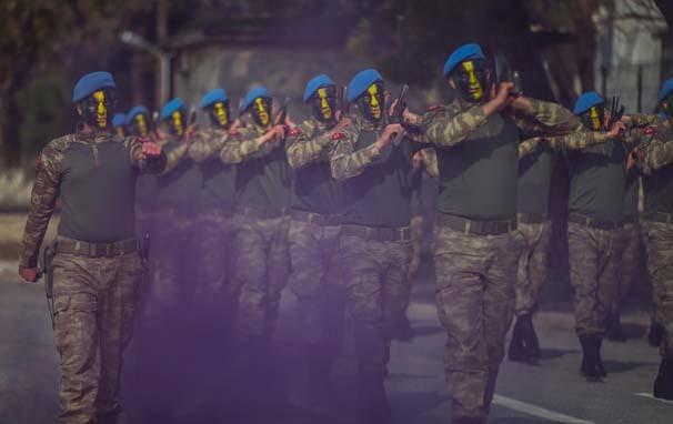 <p>Jandarma Komando Okulu ve Eğitim Merkezi Komutanı Tuğgeneral Semih Okyar da konuşmasında, yemin ederek mesleğe ilk adımlarını atan subay adaylarının gerektiğinde canlarını vatan, millet ve cumhuriyet için seve seve feda edeceklerine dikkati çekerek, şunları söyledi:</p>
