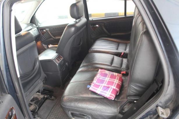 <p>Edirne’de yurt dışına çıkış yapmak isteyen otomobilin arka koltuğunun altından Suriye uyruklu 1 kaçak yakalandı. </p>

<p> </p>
