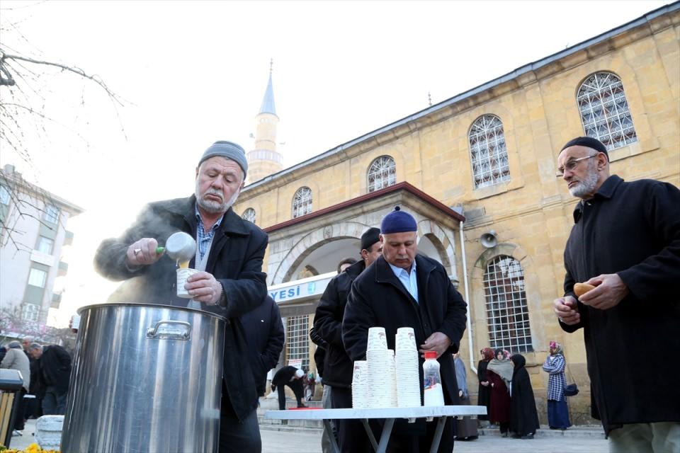 <p>Programın ardından cami bahçesinde vatandaşlara Çanakkale Savaşları sırasında askerlerin tükettiği buğday çorbası ve tayın ekmeği ikram edildi.</p>