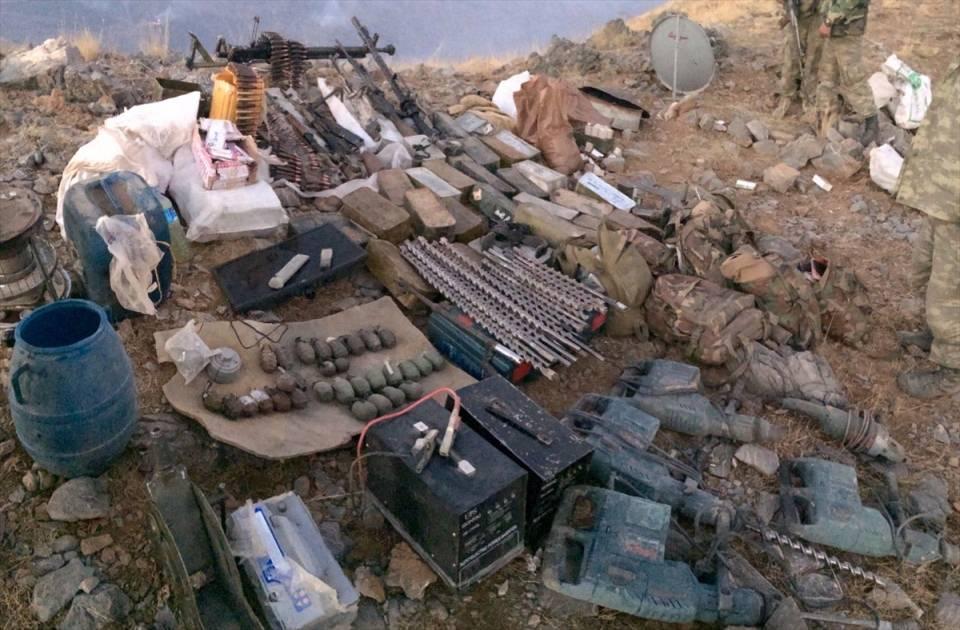 <p>Operasyonlarda ele geçirilen malzemeler arasında Konkurs tanksavar füzesi, PKK'lılar için çok büyük öneme sahip çok sayıda Doçka silahı da bulunuyor. Çok sayıda havan ve mühimmatı, Kanas keskin nişancı silahı, M-16 tüfeği, patlayıcı madde ve ateşleme sistemleri ile binlerce mühimmat ve yaşam malzemesi ele geçiren Mehmetçik bu malzemeleri Çukurca 2'nci Hudut Tugay Komutanlığı'nda sergiledi. </p>