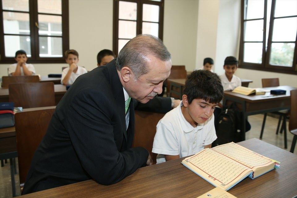 <p>Erdoğan, Fatih'te kendi adını taşıyan "Recep Tayyip Erdoğan Anadolu İmam Hatip Lisesi" açılış törenine katıldı. </p>
<p> </p>