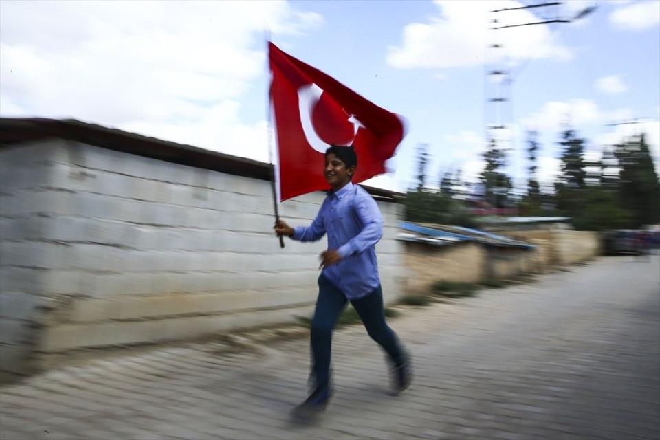 <p>İdlib'deki çatışmasızlık bölgesine yönelik intikal kapsamında askeri hareketliliğin yaşandığı Hatay'ın Reyhanlı ilçesinde Suriye sınırında bulunan Oğulpınar Mahallesi’nde vatandaşlar Türk Silahlı Kuvvetleri'ne destek gösterisi düzenledi.</p>
<p> </p>