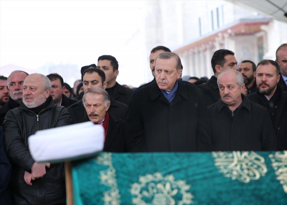 <p>Cami girişinde Cumhurbaşkanı Erdoğan Bayrampaşa Belediye Başkanı Aydıner’e taziyesini iletti. Daha sonra Erdoğan, Aydıner ve beraberindekiler camiye girdi.</p>
