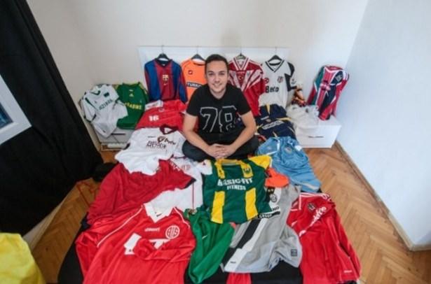 <p>Antalyalı mimar 28 yaşındaki Kartal Mustafa Türker, Türkiye ve dünyadaki pek çok futbol takımına ait 700 formadan oluşan büyük bir koleksiyona sahip.</p>
