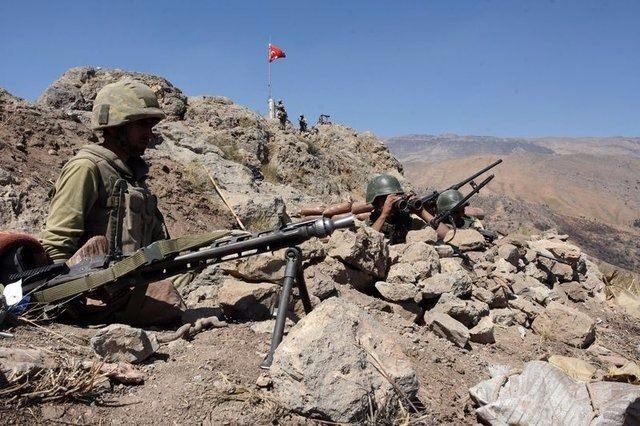<p>Bu büyük kırıma rağmen teröristler alanı bırakmak istemediler. Özellikle de ilk dört günde. Kandil doğrudan devreye girdi. Başyılan Karayılan ile yavrusu Fehmi Atalay teröristleri yönetmeye soyundu. Irak’tan ve diğer yuvalandıkları alanlardan takviye üstüne takviye getirdiler, sayısız baskın ve sızma girişimlerinde bulundular.</p>

<p> </p>
