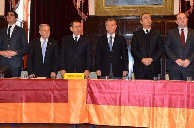 <p>G.Saray yönetiminde, UEFA’dan men gelmesi ve takımın katılım hakkı elde edememesi hâlinde 1 değil, 2 yıl Avrupa’da yer alamama tehlikesi sebebiyle 1. formül ağır bastı ve adaylar için temaslar başladı.</p>
<p> </p>