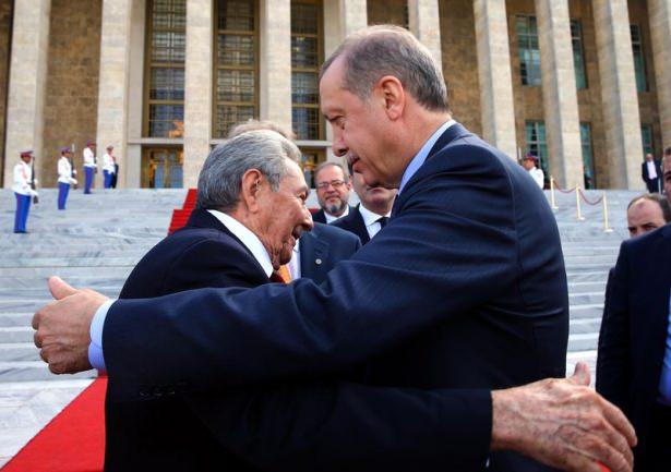 <p>Cumhurbaşkanı Recep Tayyip Erdoğan, Küba Devlet Başkanı Raul Castro tarafından Devlet Başkanlığı Sarayı'nda resmi törenle karşılandı.</p>
