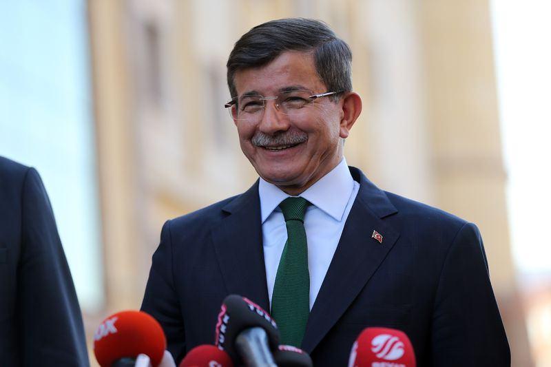 <p><span style="color:#FF8C00"><strong>BAŞBAKAN: Ahmet Davutoğlu </strong></span><br />
<br />
Ahmet Davutoğlu, 26 Şubat 1959'da Konya'da doğdu. Babasının adı Mehmet Duran, annesinin adı Memnune'dir.</p>
<p>Öğretim Üyesi Prof. Dr.; Boğaziçi Üniversitesi İktisadi ve İdari Bilimler Fakültesi Siyaset Bilimi ve Ekonomi Bölümlerinden mezun oldu. Boğaziçi Üniversitesi Kamu Yönetimi Bölümünde yüksek lisans, Siyaset Bilimi ve Uluslararası İlişkiler Bölümünde de doktorasını yaptı.<br />
Malezya International Islamic University'de çalışmaya başladı. Üniversitenin Siyaset Bilimi Bölümünü kurdu ve başkanlığını yürüttü. Doçentlik unvanını aldı ve Marmara Üniversitesi Uluslararası İlişkiler Bölümünde öğretim üyesi oldu. Silahlı Kuvvetler ve Harp Akademilerinde ders verdi. Başbakan Başmüşavirliği ve Büyükelçilik görevine atandı. Profesör olarak Beykent Üniversitesinde Uluslararası İlişkiler Bölümü Başkanlığının yanı sıra, Marmara Üniversitesinde öğretim üyeliği yaptı. Dış politika konusunda çok sayıda eseri bulunmaktadır.<br />
60. Hükümette Dışişleri Bakanlığı yaptı. 61. Hükümette aynı görevi yeniden üstlendi.<br />
İngilizce, Almanca ve Arapça bilen Davutoğlu, evli ve 4 çocuk babasıdır.</p>