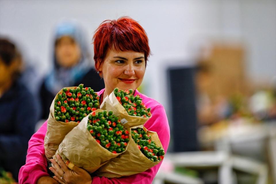 <p>İhraç edilecek çiçekleri buket yapan Deniz Soydan da farklı renk ve modellerde yaptığı buketleri satışa hazır hale getirdiğini, yorucu olmasına rağmen çiçeğe dokunmanın farklı bir duygu olduğunu anlattı. </p>
<p> </p>