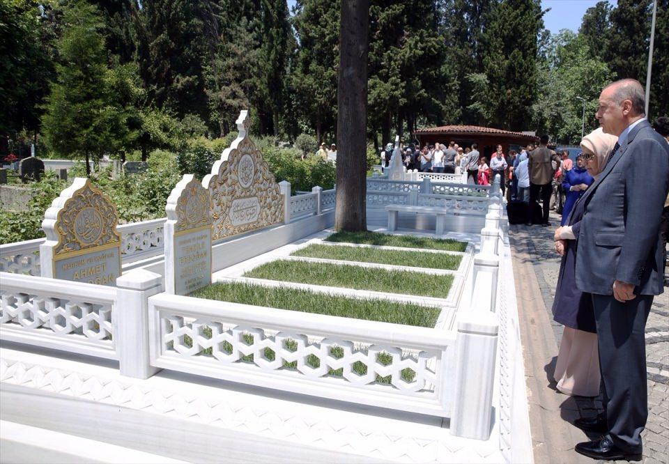 <p>Karacaahmet Mezarlığı’na eşi Emine Erdoğan ile birlikte gelen Cumhurbaşkanı Erdoğan, bir süre anne ve babasını kabirleri başında dua etti.</p>

<p> </p>

