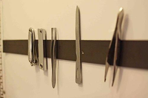 <p>Banyo dolabınızın içine yerleştireceğiniz mıknatıslı yüzeye metal eşyalarınızı asabilirsiniz.</p>