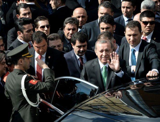 <p>Cumhurbaşkanı Recep Tayyip Erdoğan bir dönem futbol oynadığı Tophane Tayfun Spor Kulübüne uğradı. </p>

<p> </p>
