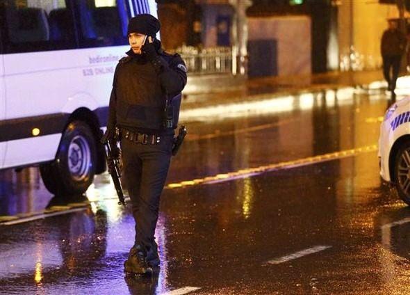 <p>Uzun namlulu silahla kapı önündekilere ateş açan saldırgan 1 polis ile 1 vatandaşı şehit ettikten sonra içeriye girdi. </p>
