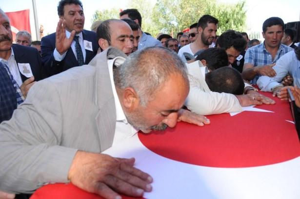 <p> İlçe meydanında düzenlenen cenaze töreninde şehidin yakınları, tabuta sarılarak gözyaşı döktü.</p>