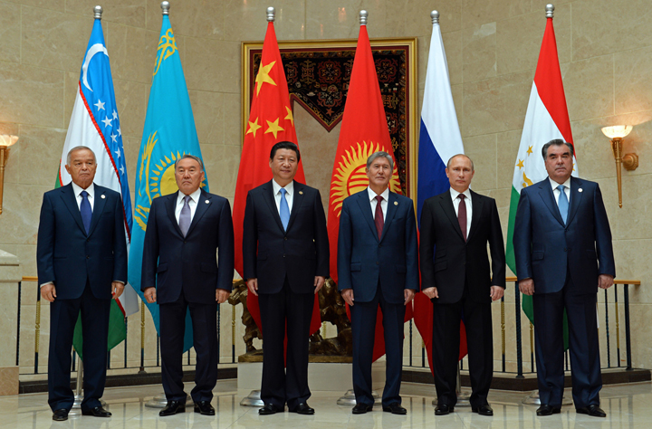<p><strong>ŞANGAY İŞBİRLİĞİ ÖRGÜTÜ NEDİR?</strong><br />
<br />
ŞİÖ, bölgesel bir işbirliği örgütü. Ana işbirliği konusu güvenlik olan ŞİÖ, ilk olarak 1996'da Çin, Rusya, Kazakistan, Kırgızistan ve Tacikistan tarafından "Şanghay Beşlisi" adıyla kuruldu. 2001'de Özbekistan'ın da katılmasının ardından adını Şanghay İşbirliği Örgütü olarak değiştirdi.</p>
