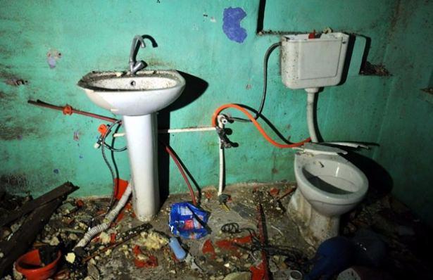 <p>Eskişehir'de Odunpazarı ilçesi Karapınar Mahallesi Terziler Sokağı'nda, Iraklı bir ailenin yaşadığı tek katlı evin banyosundaki elektrikli şofben, henüz belirlenemeyen bir nedenle infilak etti.</p>

<p> </p>
