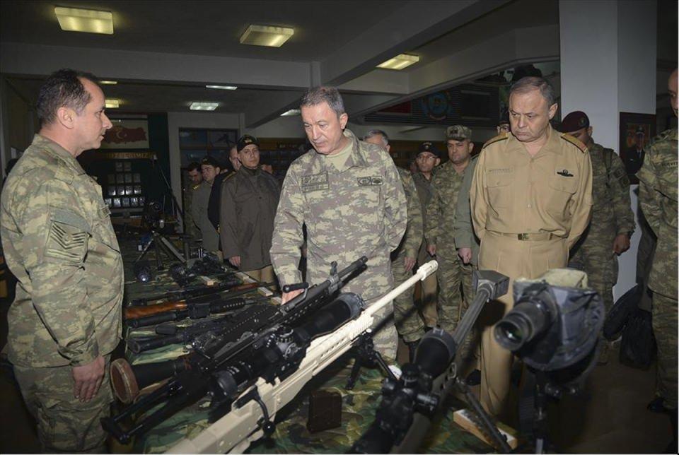 <p>Orgeneral Akar, faaliyetlerin ikinci gününde de Deniz Eğitim ve Öğretim Komutanlığında incelemelerde bulundu.</p>
<p> </p>