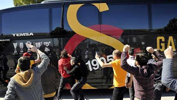 <p>Futbolcu ve y&ouml;neticileri protesto eden taraftarlar, k&ouml;t&uuml; gidişata tepki g&ouml;sterdi. Bir taraftar 'Ey ruh neredesin. Bize eski Cim Bom'u verin' yazılı pankart a&ccedil;tı.</p>
