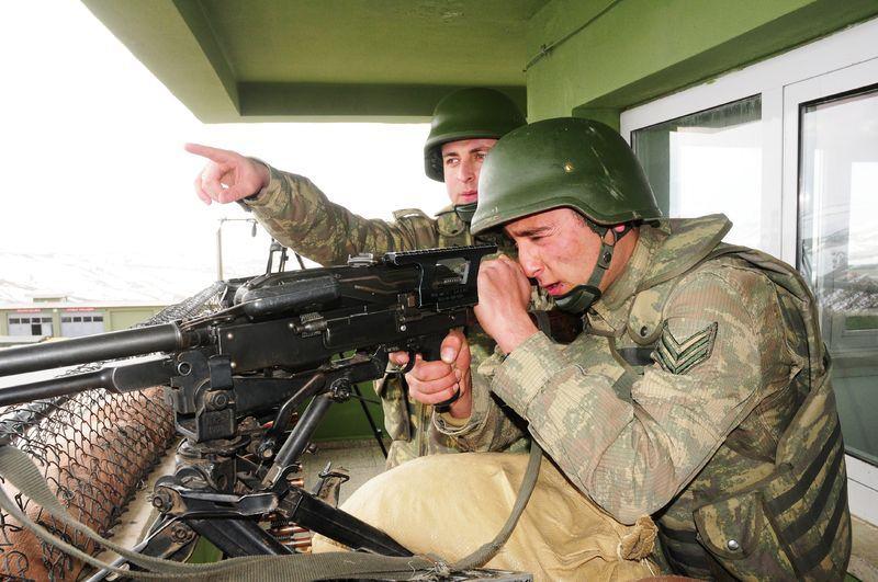 <p><strong>“MEHMETÇİK, ‘ATEŞ SERBEST’ EMRİYLE HEDEFLERİ TEK TEK İMHA EDİYOR”</strong><br />
<br />
14 Ağustos 2014 tarihinde Piyade Teğmen Emre As’ı şehit veren kalekoldaki askerler, belli aralıklarla yaptığı atış eğitimleriyle dosta güven veriyor. Kalekol komutanının arazide hedef gösterme talimatını dikkatlice dinleyen Mehmetçik, ‘ateş serbest’ emriyle hedefleri tek tek imha ediyor.</p>