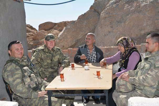 <p>Helikopterle oğulları Bayram Özmetli’nin askerlik yaptığı Irak sınırının sıfır noktasındaki Altıntepe Hudut Karakolu'na götürülen anne ve baba, kulede nöbet tutan asker oğullarına büyük bir sürpriz yaptı. Askerin sürprizden haberi olmaması için buluşma çok gizli tutuldu.</p>
