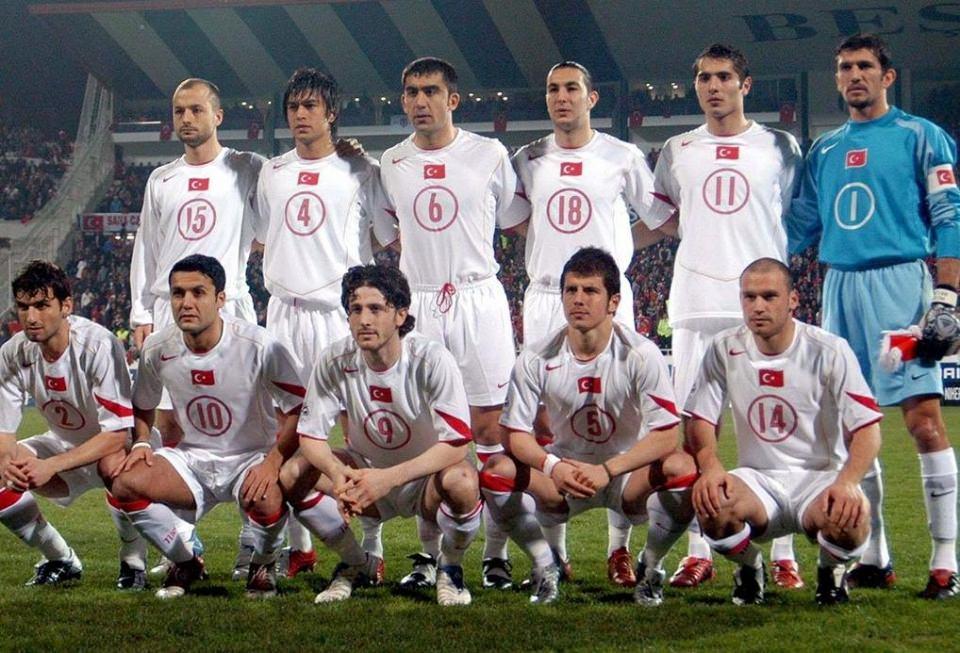 <p><strong>Milli Takım (2005)</strong></p>

<p>26 Mart 2005 tarihinde İnönü Stadı’nda oynanan Dünya Kupası eleme maçında Arnavutluk’u 2-0 yenen A Milli Takım. Ay-yıldızlı ekibin teknik direktörü Ersun Yanal.</p>

<p>Soldan sağa</p>

<p>Ayaktakiler: Koray Avcı (Beşiktaş), İbrahim Toraman (Beşiktaş), Ümit Özat (Fenerbahçe), Necati Ateş (Galatasaray), Hamit Altıntop (Schalke), Rüştü Reçber (Fenerbahçe).</p>

<p>Oturanlar: Tolga Seyhan (Trabzonspor), Yıldıray Baştürk (H.Berlin), Fatih Tekke (Trabzonspor), Emre Belözoğlu (Inter), Serkan Balcı (Fenerbahçe).</p>
