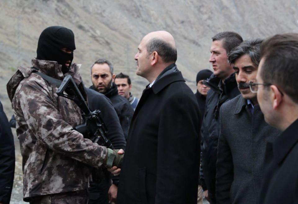 <p>İçişleri Bakanı Süleyman Soylu, Hakkari ziyareti kapsamında Fatihler Jandarma Komando Özel Harekat Tabur Komutanlığını ziyaret etti.</p>
<p> </p>