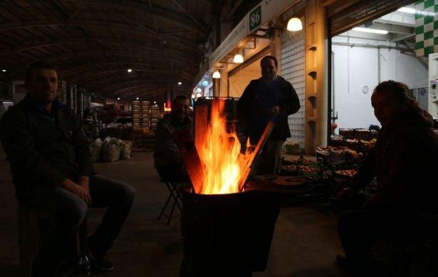 <p>Burada insanlar, haftanın 6 günü hiç aksatmadan, cenaze, hasta dinlemeden geceleri işlerinin başında bulunmak zorunda. Çok ilginç bir sektörümüz var. 'Hastam var', 'Cenazem var', 'Bugün gelmiyorum', 'İş yerimi açmıyorum' deme lüksümüz yok. </p>
