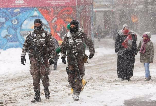 <p><strong>ÖZEL HAREKAT EKİPLERİ KAR ALTINDA DEVRİYEDE</strong></p>
<p>İstanbul'da yoğun kar yağışı devam ederken güvenlik tedbirleri de devam ediyor. Taksim İstiklal Caddesi'ndeki ağır silahlı özel harekat ekipleri kar altında devriye gezdi.</p>