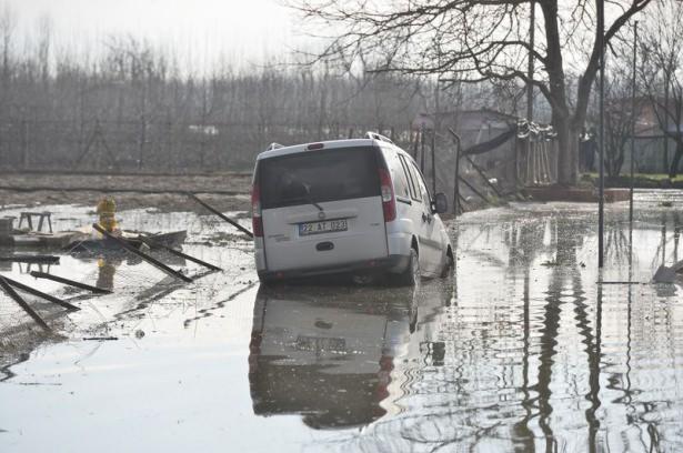 <p>Bulgaristan'daki şiddetli yağışların ardından Tunca ve Meriç Nehirlerinin debileri yine yükseldi, Edirne sele teslim oldu.</p>

<p> </p>
