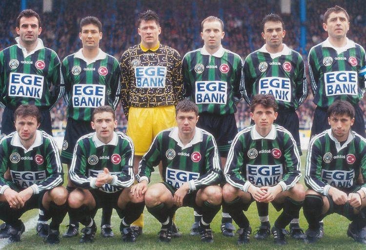 <p>KOCAELİSPOR 1997-1998</p>

<p>Soldan sağa</p>

<p><strong>Ayaktakiler:</strong> Turan Uzun, Orhan Kaynak, Metin Mert (Detlef Müller), Evren Nuri Turhan, Zeki Önatlı, Osman Çakır.</p>

<p><strong>Oturanlar:</strong> Roman Dabrowski (Kaan Dobra), Mirko Mirkovic (Mert Meriç), Sabin Ilie, Nuri Çolak, Mert Korkmaz.</p>
