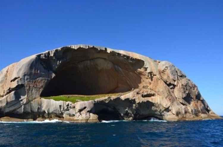 <p>Devasa gizli mağara</p>
<p>Adanın batı yakasında, muhtemelen deniz seviyesinin çok daha yüksek olduğu bir dönemde yine deniz dalgalarıyla oyulmuş 130 metre genişliğinde 60 metre yüksekliğinde devasa bir mağara bulunuyor.</p>